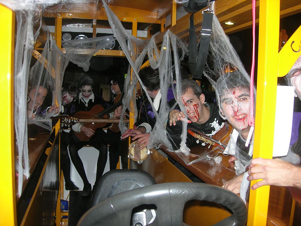 La Tuna de Alcalá se monta en el bicibús en Hallowen