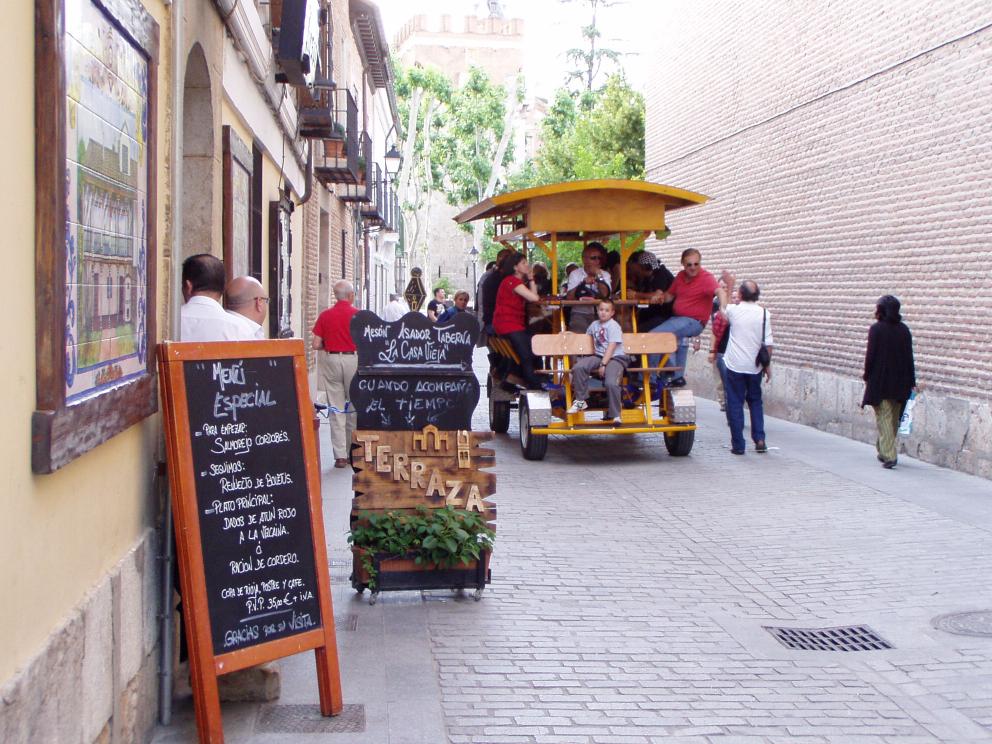 Nuestro bicibús por el casco histórico de Alcalá de Henares