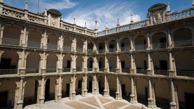 Patio Santo Tomas De Villanueva