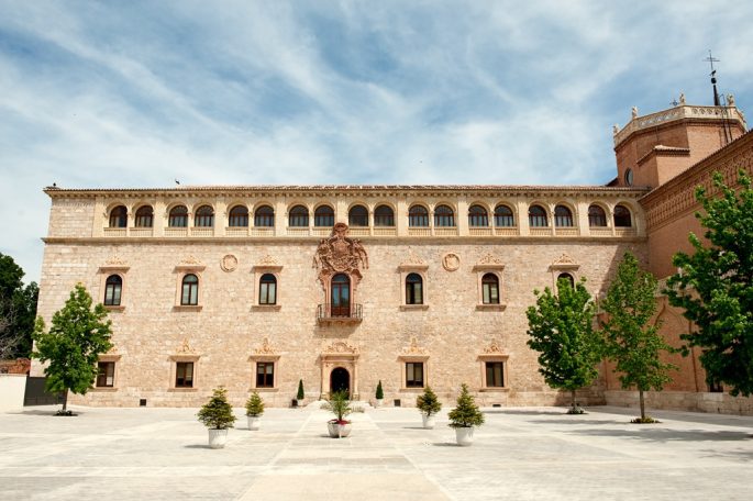 Fachada y plaza del Palacio Arzobispal.